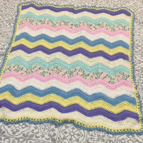 🌸Handmade crocheted baby blanket afghan for crib or stroller. New. - Picture 7 of 8